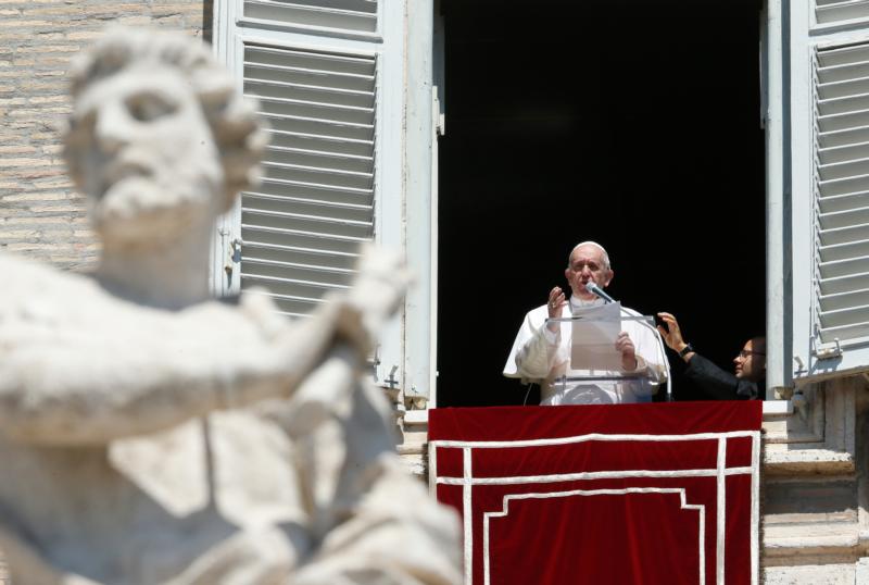 For some reason Megalovania played during an audience with the Pope - The  Verge